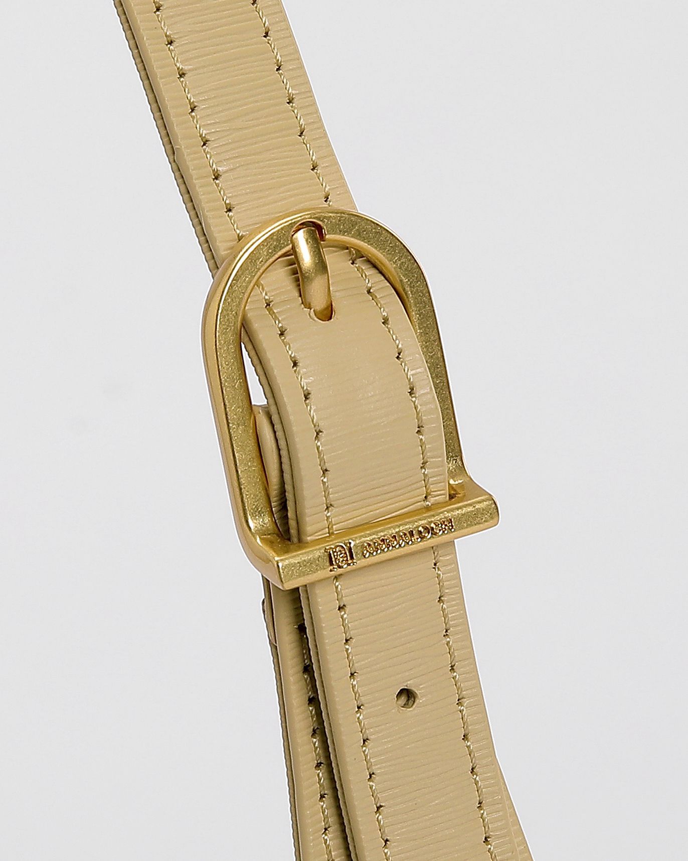 Camile Schoudertas in Britse wol en leder