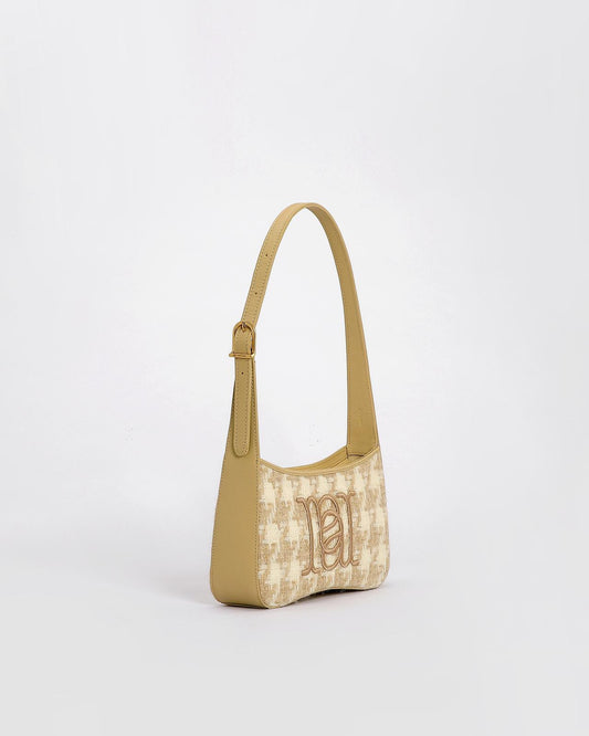 Camile Schoudertas in Britse wol en leder