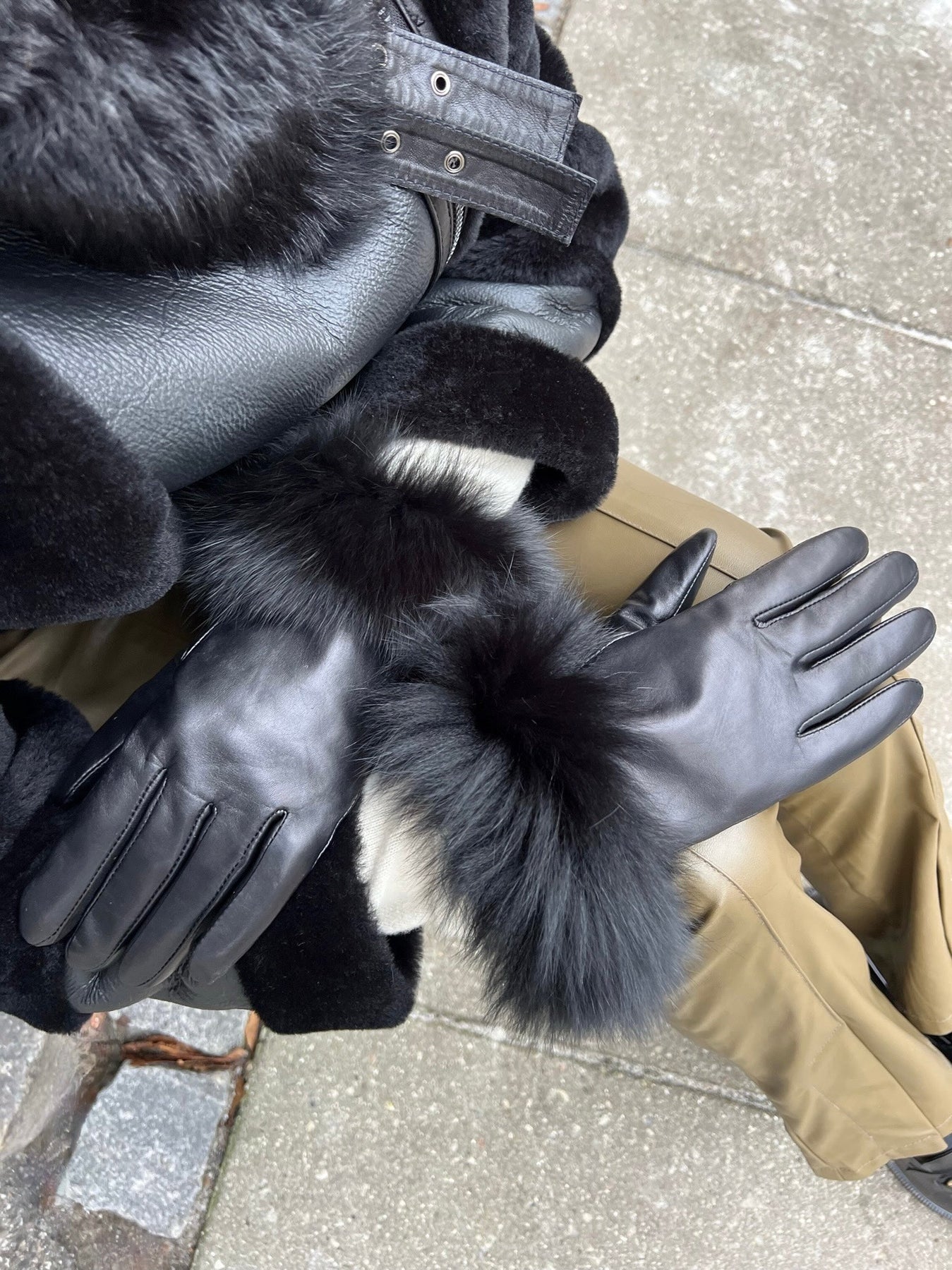 Leather gloves with fox fur trim