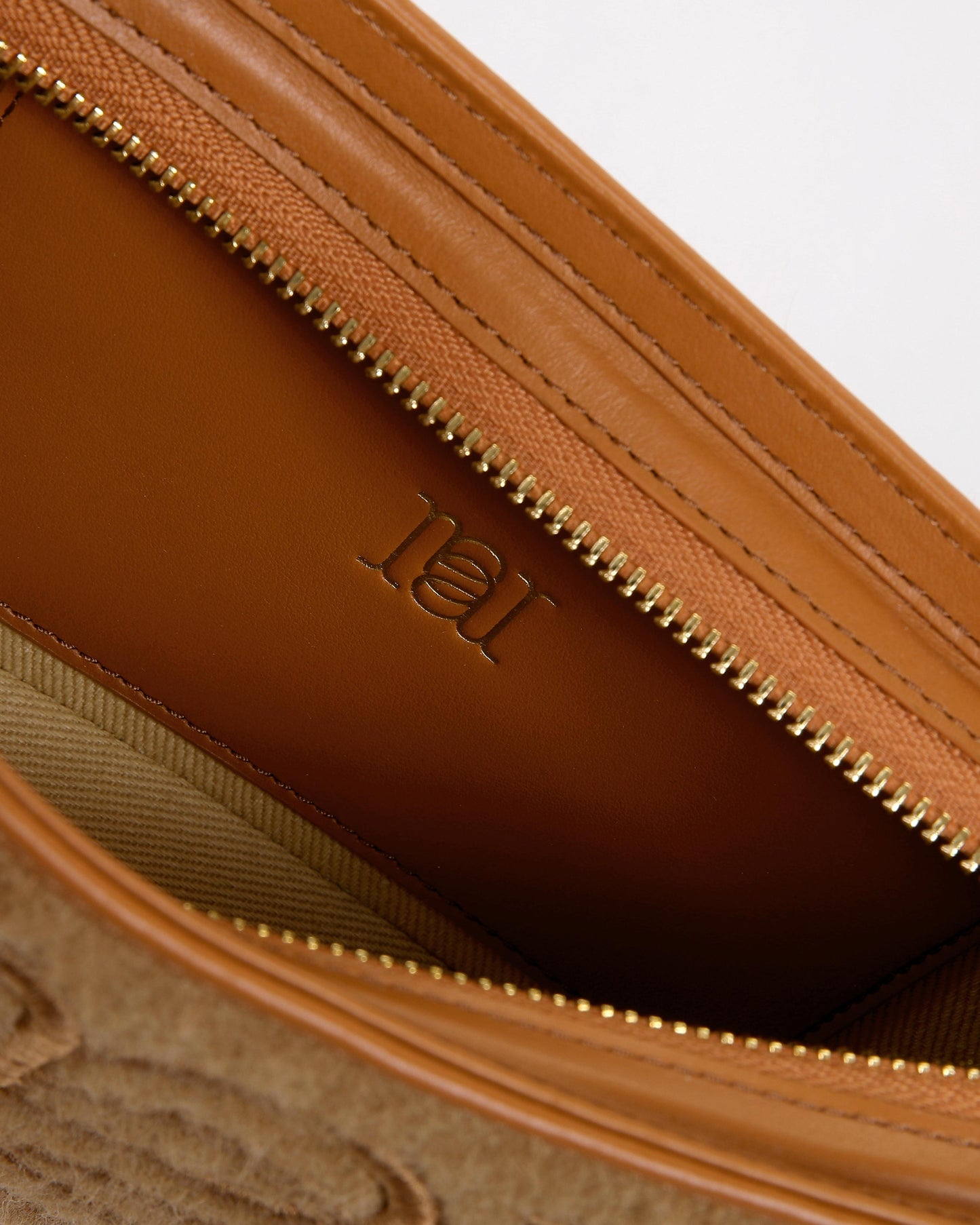 Camile Schoudertas in Alpaca wol en leder