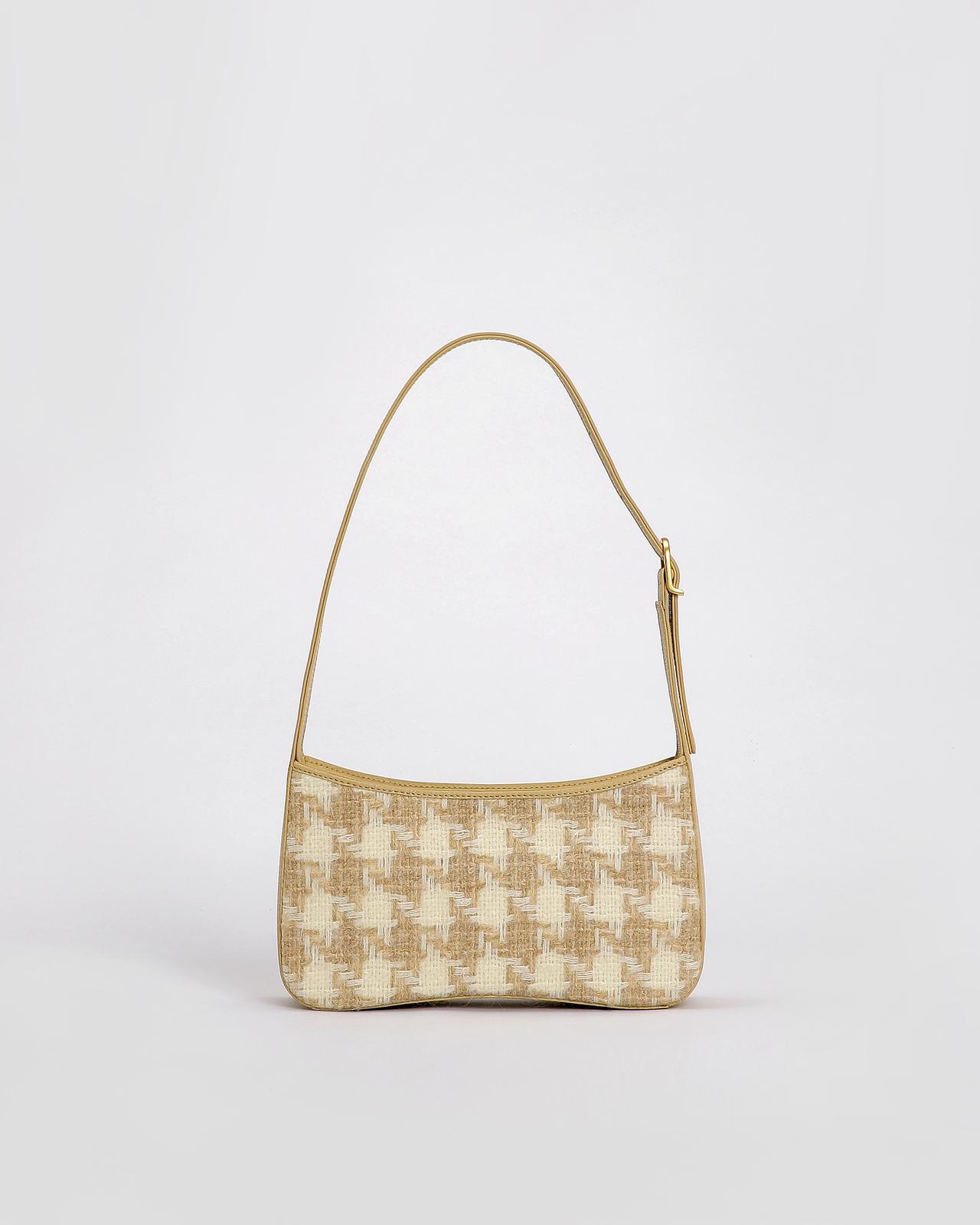 Camile Schoudertas in Britse wol en leder