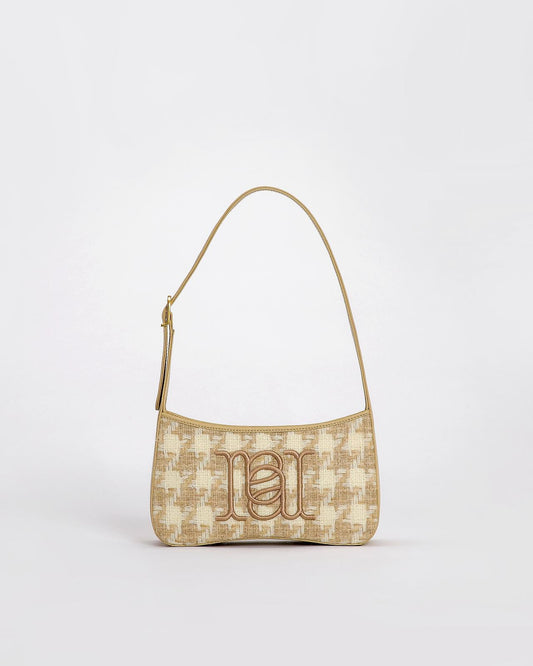 Camile Schoudertas in Britse wol en leder