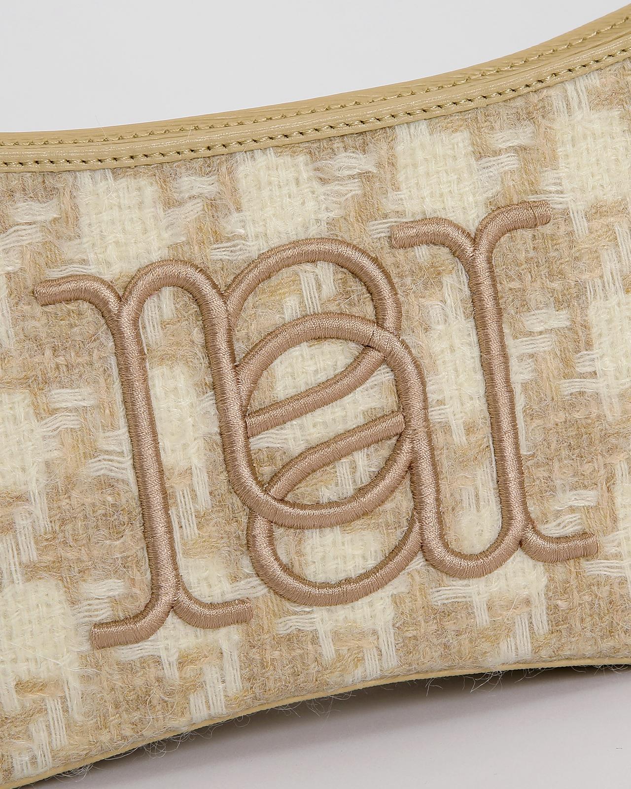 Camile Schoudertas in Britse wol en leder