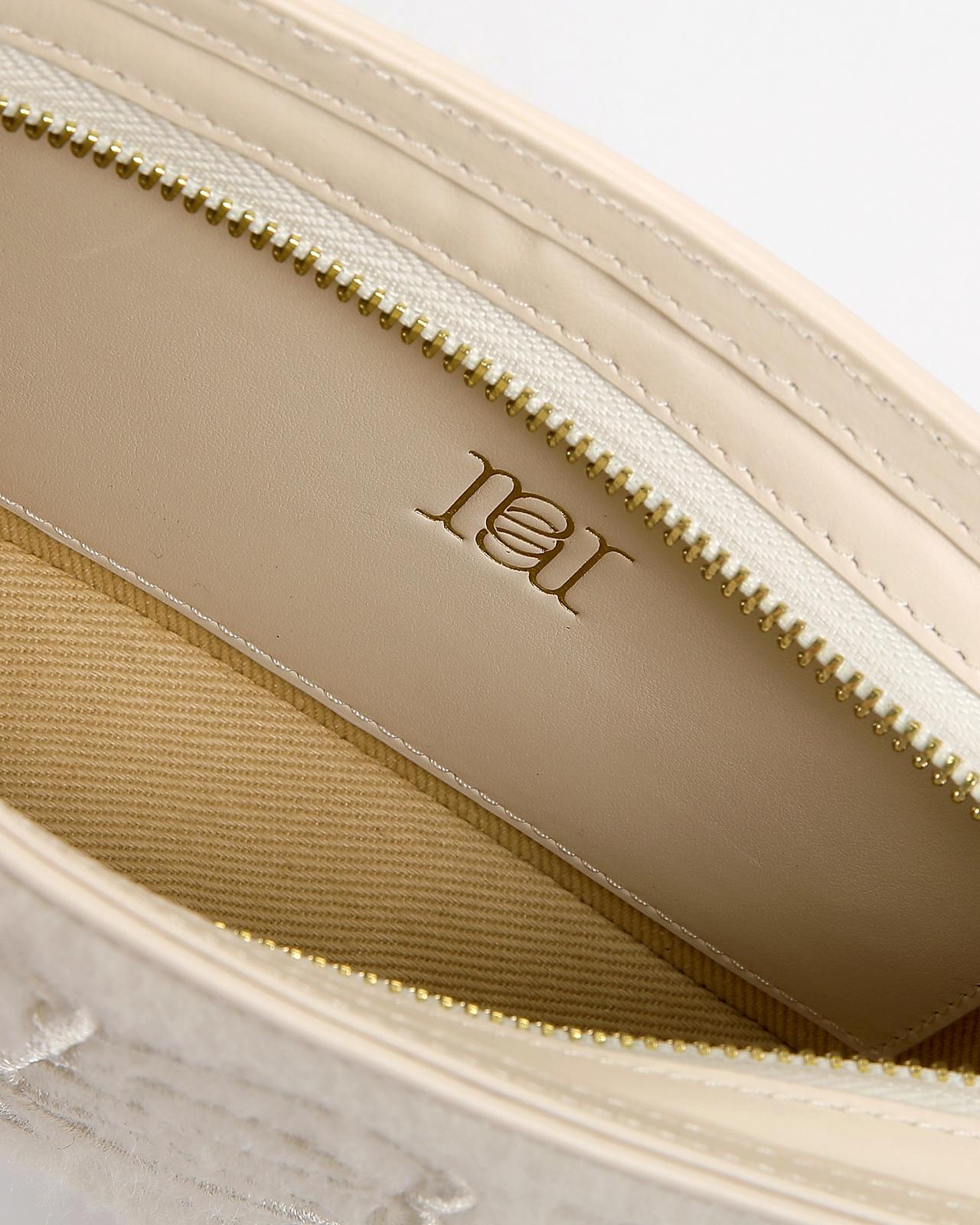 Camile Schoudertas in Alpaca wol en leder